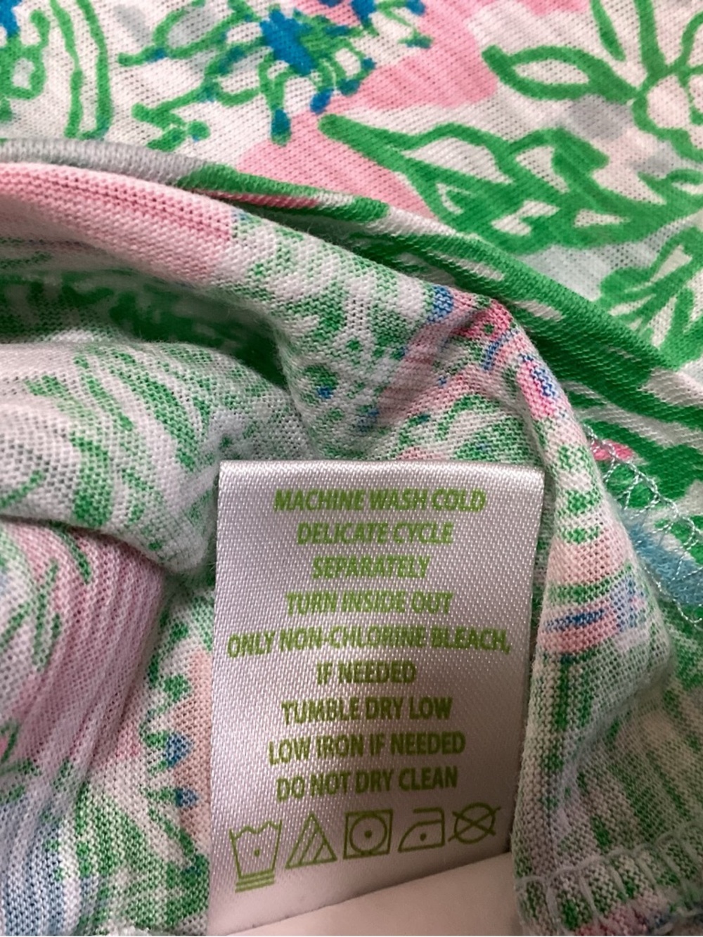 Lilly Pulitzer Etta V-Neck Tropical Print Tee in Green & Pink Size M 001504 - Picture 8 of 8